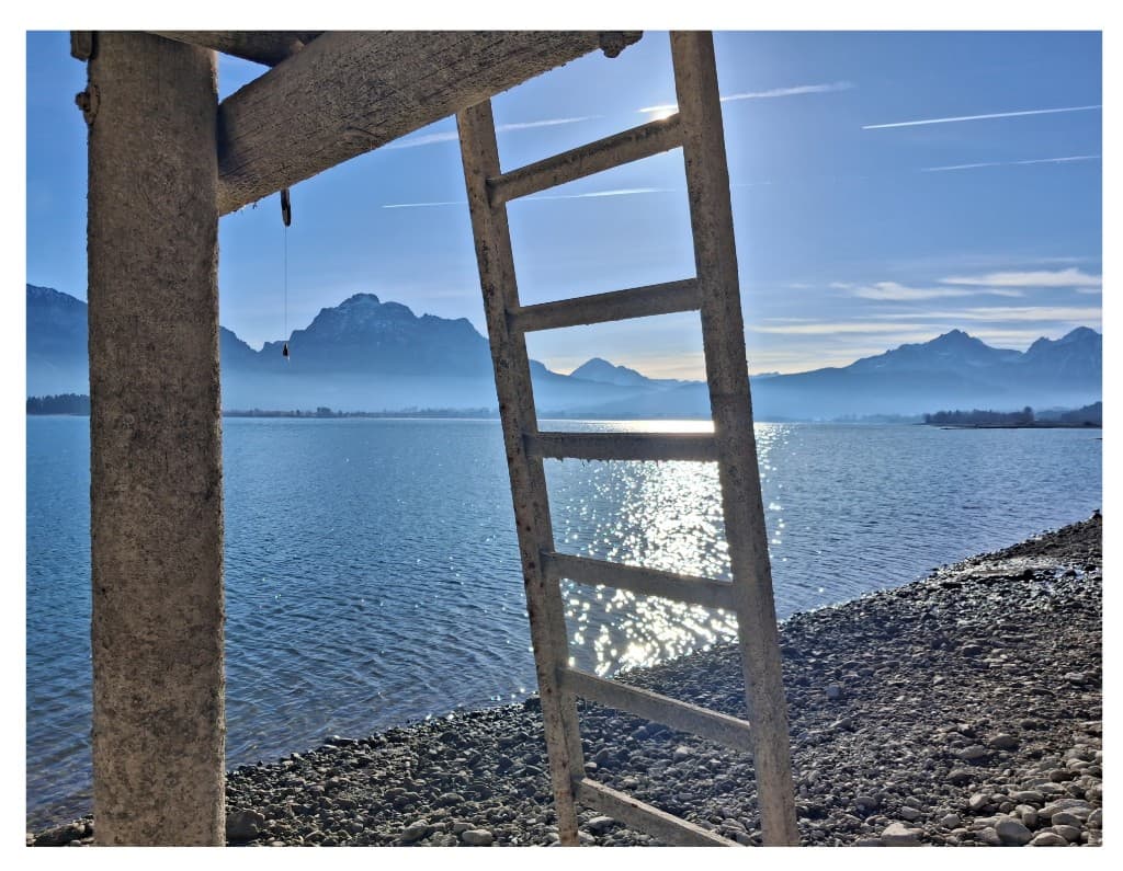 Blick über den See zu den Bergen
