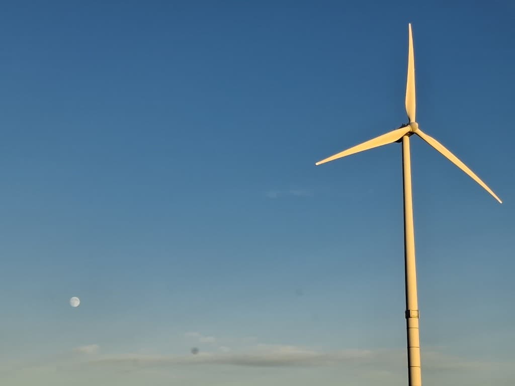 Windrad und Mond am Himmel